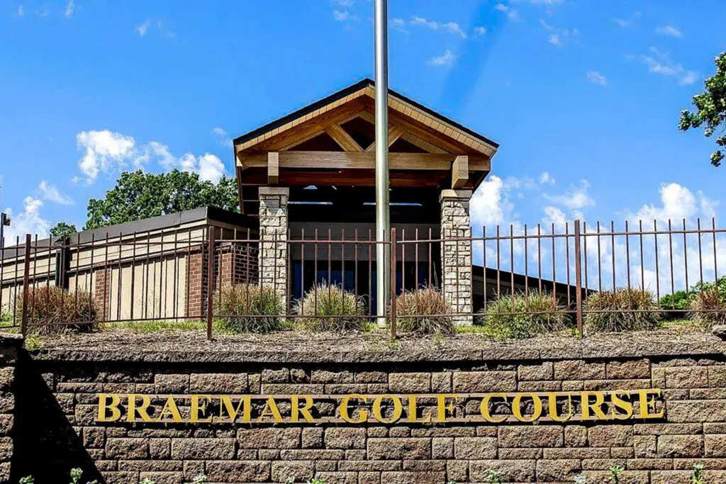 Exterior wall sign of Braemar Golf Course